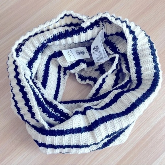 Old Navy Accessories - Old Navy Womens Cream Navy Blue Striped Ribbed Knit Infinity Scarf NWT One Size